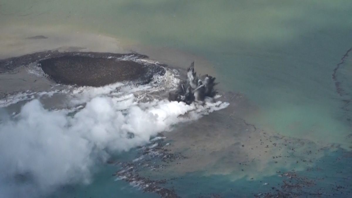 Záběry z dronu ukazují, jak se po sopečné erupci zrodil nový japonský ostrov